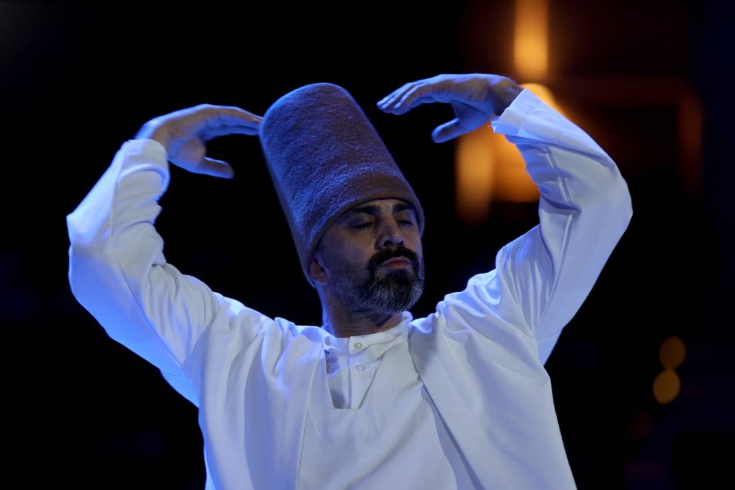 Mevlana Konya'da  11 gün boyunca sema ile anılacak, binlerce turist takip edecek 8